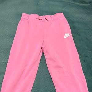 Nike Sportswear Club Fleece                             Mid-Rise Joggers